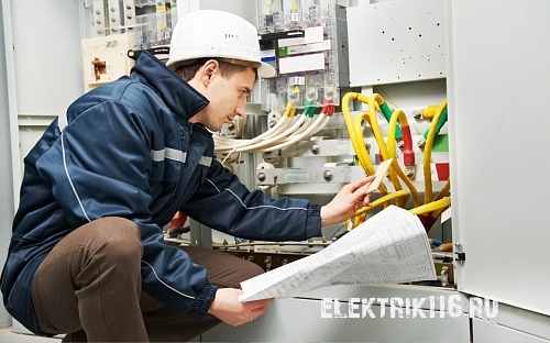 Электромонтажными ремонтными работами в офисе, которые занимаются демонтажем и заменой старой электрической проводки