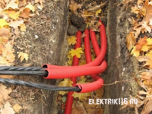 Прокладка кабеля в земле (требования и расценки) – это достаточно удобный метод транспортировки электрической энергии от поставщика к потребителю.
